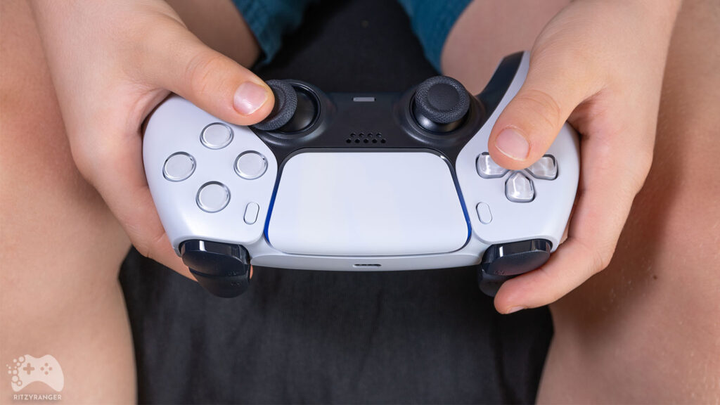 Kontroler od PlayStation 5 podłączony do PS4